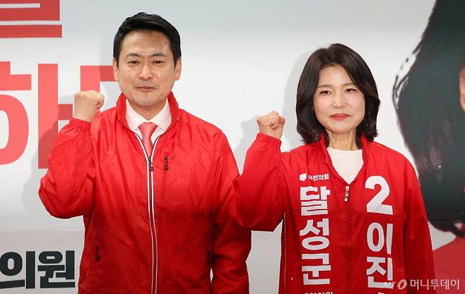 (대구=뉴스1) 공정식 기자 = 장동혁 국민의힘 대표(왼쪽)와 대구 달성군 국회의원 보궐선거에 출마하는 이진숙 전 방송통신위원장이 10일 오후 달성군 선거사무소 개소식에서 필승을 다짐하고 있다. 2026.5.10/뉴스1  Copyright (C) 뉴스1. All rights reserved. 무단 전재 및 재배포,  AI학습 이용 금지. /사진=(대구=뉴스1) 공정식 기자