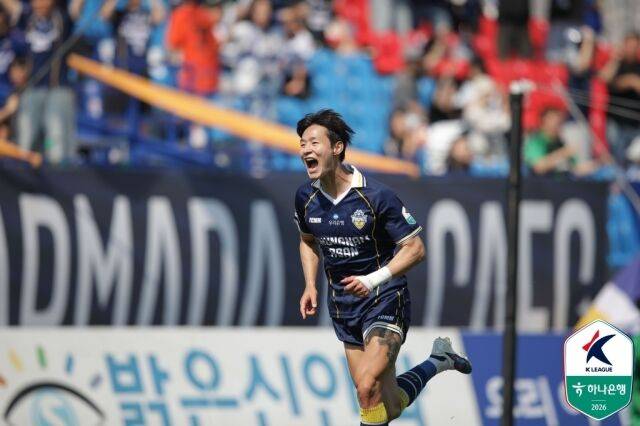 충남 아산이 9일 아산이순신종합운동장에서 열린 서울 이랜드와의 홈 경기에서 3-0 대승을 거뒀다. 골을 넣은 뒤 기뻐하고 있는 충남 아산 김종민./프로축구연맹 제공