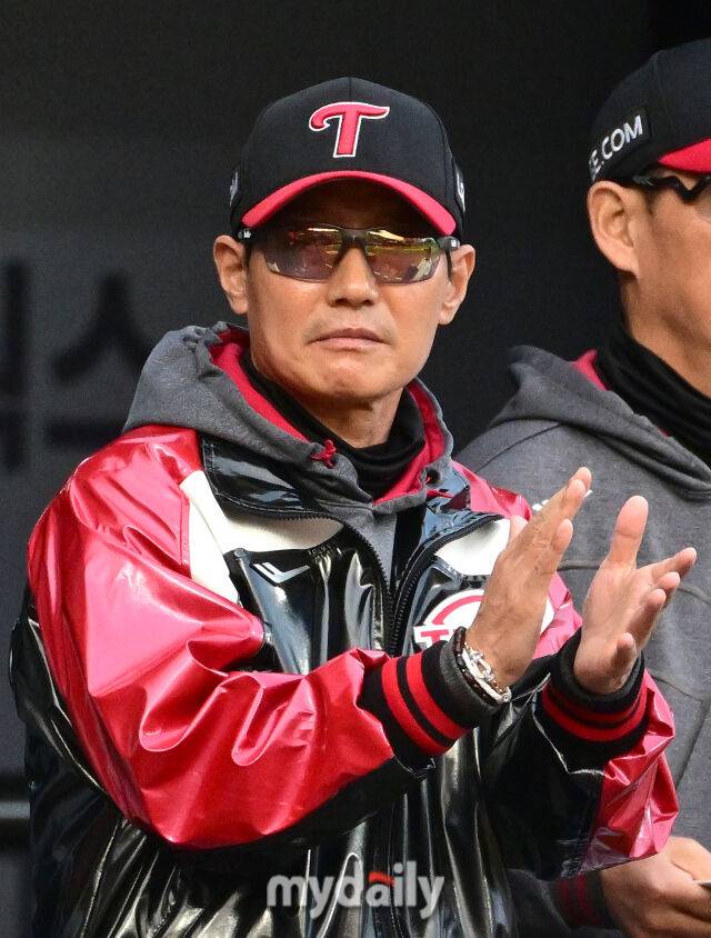 2026년 4월 30일 오후 경기도 수원KT위즈파크에서 열린 '2026 신한 SOL KBO리그' LG 트윈스와 KT 위즈의 경기. LG 2루 주자 천성호가 1회초 1사 1.2루서 문보경의 1타점 적시타 때 홈을 밟고 염경엽 감독의 축하를 받고 있다./마이데일리
