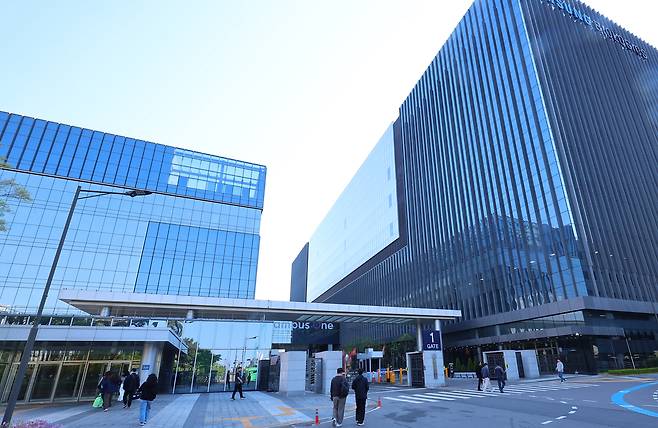 4일 오전 인천 연수구 삼성바이오로직스 공장에 직원들이 출근하고 있다. [연합]