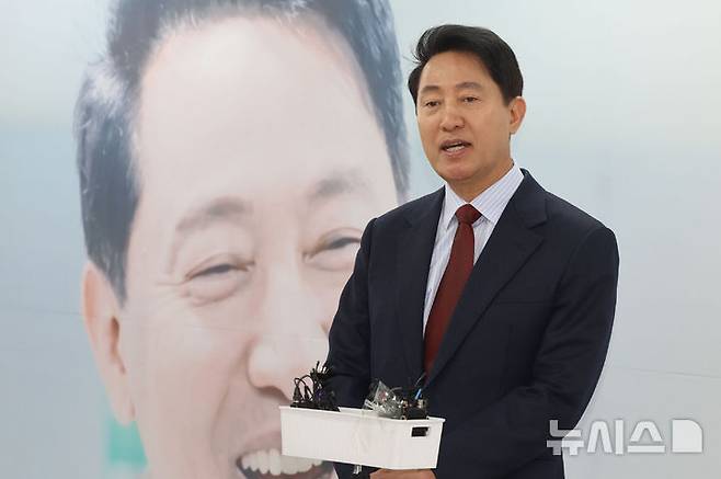 [서울=뉴시스] 권창회 기자 = 오세훈 국민의힘 서울시장 후보가 10일 서울 종로구 오세훈 캠프 사무실에서 교통공약 발표를 마치고 취재진 질의에 답하고 있다. 2026.05.10. kch0523@newsis.com