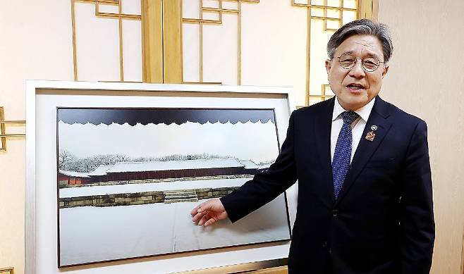 지난 3월 인터뷰에서 종묘에 관해 설명하는 허민 청장 모습. 연합뉴스