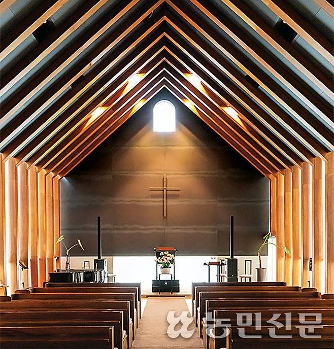 천장의 서까래와 기둥이 이어진 독특한 구조의 방주교회 내부. 제주=현진 프리랜서 기자
