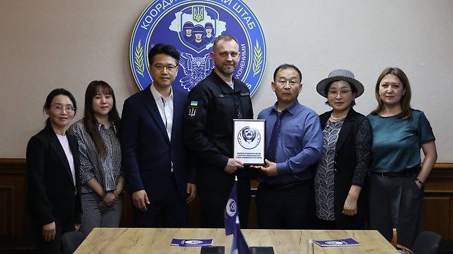 우크라이나 전쟁포로 처우 문제 조정본부가 장세율 겨레얼통일연대 대표 등 한국 인권활동가 대표단을 만나 북한군 포로 문제 등을 논의했다고 9일 밝혔다. 우크라이나 전쟁포로 처우 조정본부 페이스북