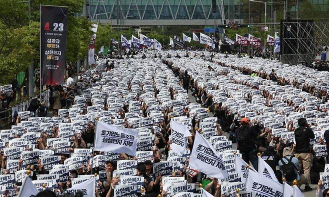 삼성전자노동조합 공동투쟁본부 조합원들이 지난달 23일 오후 경기 평택시 삼성전자 평택사업장 앞에서 열린 투쟁결의대회에서 구호를 외치고 있다. 뉴시스