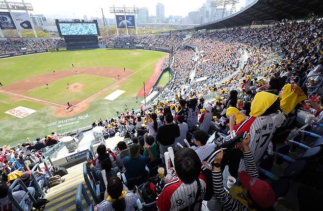 2026 KBO 리그가 166경기 만에 누적 관중 306만명을 돌파하며, 지난해보다 9경기 빠른 역대 최소 경기 300만 관중 신기록을 세웠다. 뉴시스