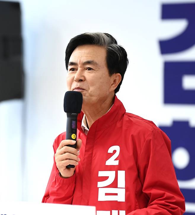 김태흠 후보가 정책 공약 발표에 이어 기자들의 질문에 답했다.