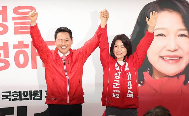 국민의힘 장동혁 대표와 이진숙 달성군 국회의원 보궐선거 예비후보가 10일 대구 달성군 이 예비후보 선거사무소 개소식에서 손잡고 파이팅하고 있다.&nbsp; &nbsp;연합뉴스