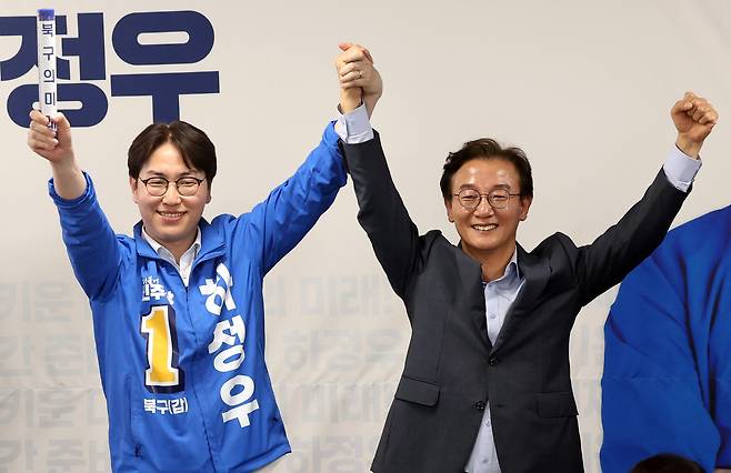 하정우 더불어민주당 부산 북구갑 국회의원 보궐선거 후보가 10일 부산 북구의 한 건물에서 자신의 선거사무소 개소식을 열고 전재수 부산시장 후보로부터 '북구의 미래'라고 적힌 배턴을 넘겨받은 뒤 손을 들어 인사하고 있다.&nbsp; &nbsp; 뉴시스