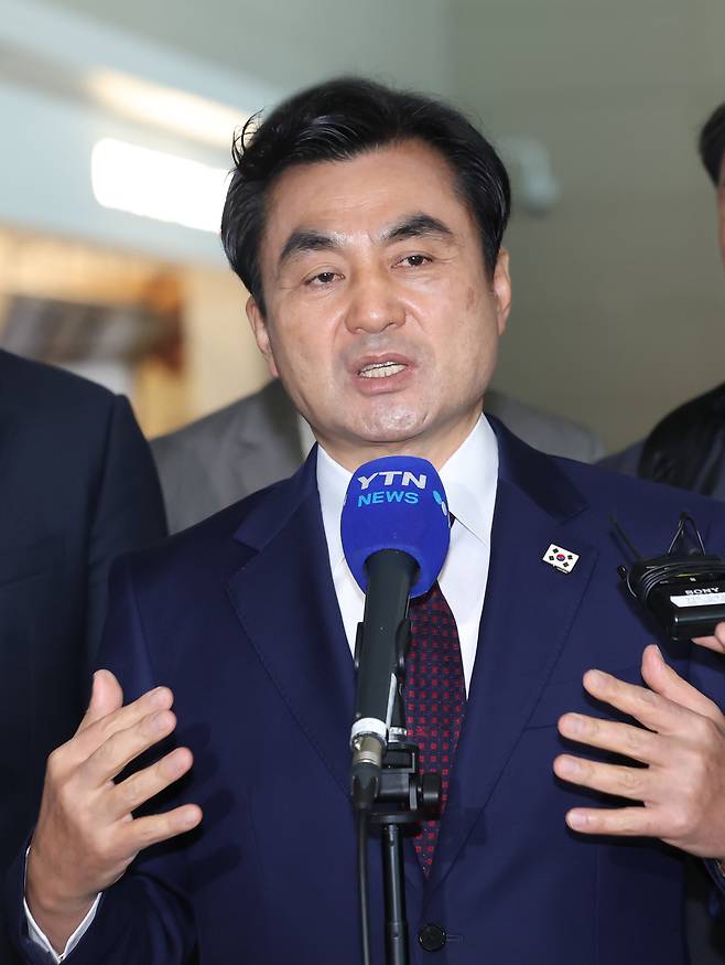 미국을 방문하는 안규백 국방부 장관이 10일 인천국제공항에서 취재진의 질문에 답하고 있다. 연합뉴스