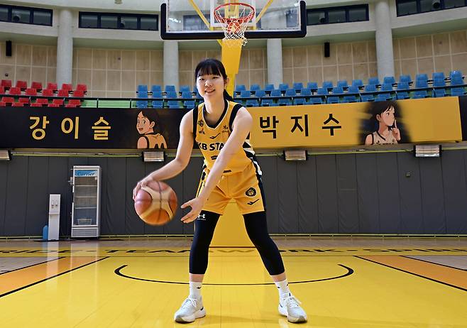 최근 천안 KB 훈련장에서 만난 허예은이 함께 삼각편대를 이뤘던 강이슬, 박지수의 이름이 쓰인 관중석을 배경으로 드리블을 하고 있다. 성형주 기자