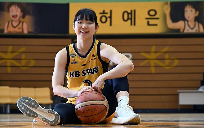 청주 KB 허예은이 밝은 표정으로 코트에 앉아 포즈를 취하고 있다. 성형주 기자