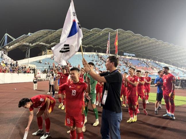 태극기를 들고 기뻐하는 김상식(가운데) 베트남 축구대표팀 감독의 모습. /사진=디제이매니지먼트 제공