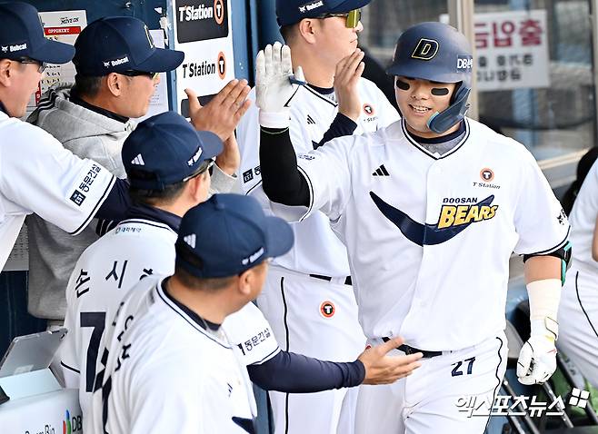 9일 오후 서울 송파구 잠실야구장에서 열린 '2026 신한 SOL Bank KBO리그' SSG 랜더스와 두산 베어스의 경기, 3회말 2사 1루 두산 윤준호가 투런 홈런을 날린 후 기뻐하고 있다. 잠실, 김한준 기자