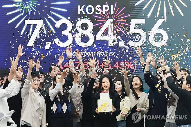 '7천피 시대' 진입 축하 세리머니를 하는 우리은행 본점 딜링룸 직원들 [연합뉴스 자료사진. 재판매 및 DB 금지]