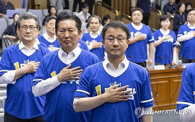 국기에 경례하는 민주당 선대위원들 (서울=연합뉴스) 황광모 기자 = 10일 국회에서 열린 더불어민주당 대한민국 국가 정상화 선거대책위원회 출범식에서 총괄상임선대위원장을 맡은 정청래 대표(오른쪽 두 번째)와 상임선대위원장을 맡은 한병도 원내대표(오른쪽 첫 번째), 상임선대위원장을 맡은 이시종 전 충북지사(왼쪽)를 비롯한 공동선대위원장, 선대위원들이 국기에 경례하고 있다. 2026.5.10 hkmpooh@yna.co.kr