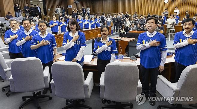 국기에 경례하는 민주당 선대위원들 (서울=연합뉴스) 황광모 기자 = 10일 국회에서 열린 더불어민주당 대한민국 국가 정상화 선거대책위원회 출범식에서 총괄상임선대위원장을 맡은 정청래 대표(왼쪽 두 번째)와 상임선대위원장을 맡은 한병도 원내대표를 비롯한 공동선대위원장, 선대위원들이 국기에 경례하고 있다. 2026.5.10 hkmpooh@yna.co.kr