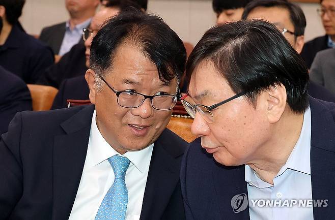 대화하는 이화영·서민석 (서울=연합뉴스) 이동해 기자 = 14일 국회 '윤석열 정권 정치검찰 조작기소 의혹 사건 진상규명' 국정조사특별위원회에서 열린 쌍방울 대북 송금 사건 관련 청문회에서 이화영 전 경기도 평화부지사와 서민석 변호사가 대화하고 있다. 2026.4.14 eastsea@yna.co.kr