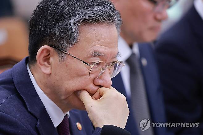 검찰 조작기소 국조특위 청문회 출석한 정성호 법무장관 (서울=연합뉴스) 신현우 기자 = 28일 국회 윤석열 정권 정치검찰 조작기소 의혹 사건 진상규명 국정조사특별위원회 제11차 전체회의에서 열린 종합 청문회에 정성호 법무부 장관이 증인으로 출석해 턱을 괴고 있다. 2026.4.28 nowwego@yna.co.kr