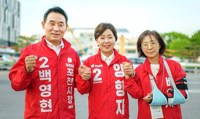▲ 국민의힘 양향자 경기도지사 후보(가운데)가 지난 10일 포천시를 방문해 백영현 포천시장 후보(왼쪽)와 백 후보 부인의 손을 맞잡고 '원팀'을 강조하고 있다. 백 후보가 주먹을 불끈 쥐고 필승 의지를 다지고 있다. /사진제공=백영현 후보 캠프