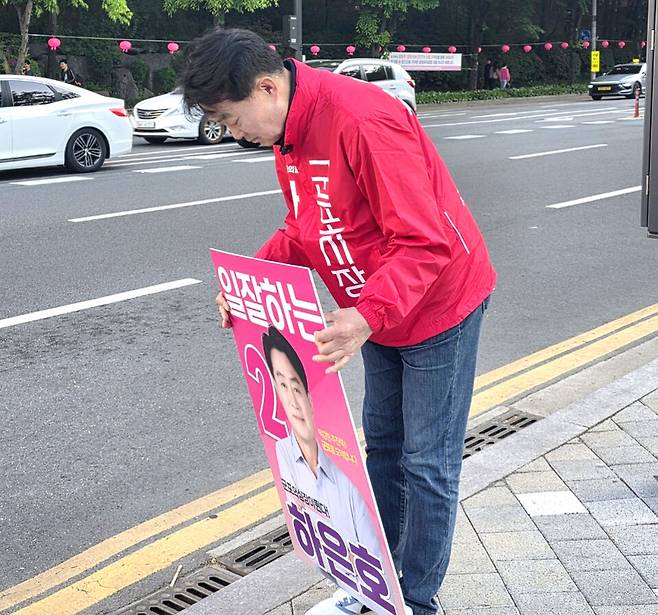 ▲ 2022년 지방선거에서 상대 후보를 불과 0.89%(1,134표) 차로 따돌리고 승리해 군포시장에 당선돼 민선 8기 시장직을 수행해온 하은호 국민의힘 군포시장 예비후보가 이번 6.3 선거에서 수성을 노리며 선거에 임하고 있다. 하 후보는 "지난 4년간 시작한 변화를 완성하고 더 큰 도약을 이루기 위해 선거에 출마했다"라며 지지를 호소하고 있다. /사진제공=하은호 예비후보 선거사무소