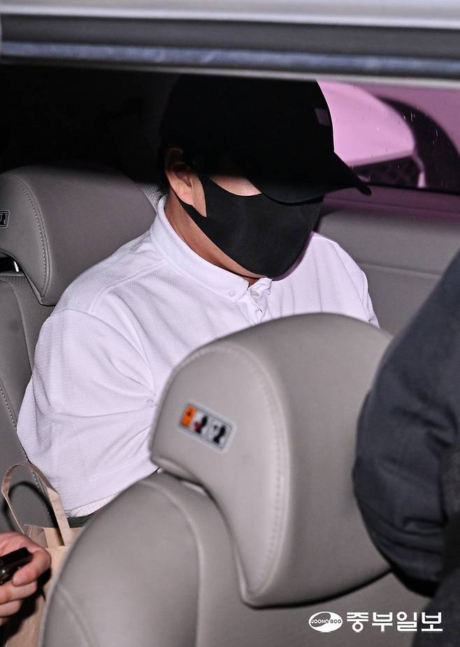 11일 오전 수원시 영통구 수원영통경찰서에서 박왕열의 마약공급책으로 알려진 '청담' 최모씨가 구속상태로 수원지방검찰청에 송치되고 있다. 김경민기자