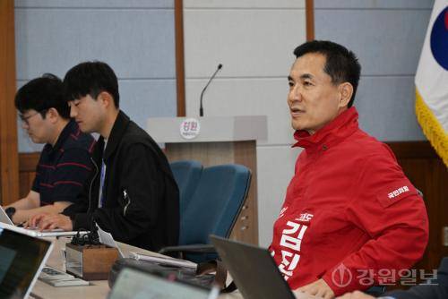 ◇국민의힘 김진태 강원도지사 후보가 11일 강원자치도청 브리핑룸에서 기자간담회를 열고 반값 공약과 더불어 정책선거 제안 등에 대해 설명하고 있다. 박승선기자
