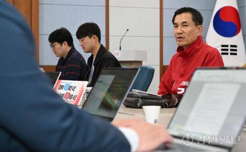 ◇국민의힘 김진태 강원도지사 후보가 11일 강원자치도청 브리핑룸에서 기자간담회를 열고 반값 공약과 더불어 정책선거 제안 등에 대해 설명하고 있다. 박승선기자