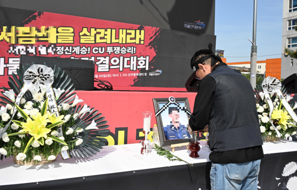 김동국 민주노총 공공운수노조 화물연대본부 위원장이 분향소에 참배하고 있다. /경남도민일보 DB