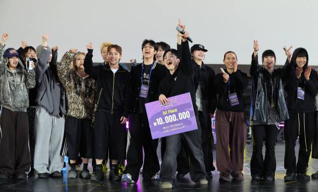 2026 부산스텝업댄스페스티벌이 10일 부산 해운대구 영화의전당에서 성대한 막을 내렸다. 이날 ‘댄스 퍼포먼스 월드 챔피언십’ 부문에서 우승을 차지한 데스팟 크루 멤버들이 기뻐하고 있다. 정종회 기자 jjh@