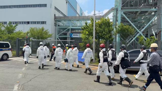 11일 오전 부산 사하구 감천동 한국남부발전(주) 빛드림본부 내 발전시설 화재 합동감식을 위해 경찰과 소방 당국이 현장 점검을 나서는 모습. 부산소방재난본부 제공