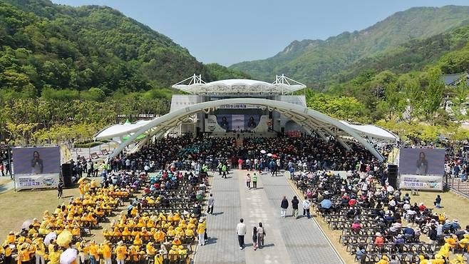 ▲ 문경새재 오픈세트장에서 열린 '2026 문경찻사발축제' 개막식에 수많은 관광객이 몰려 축제 분위기를 즐기고 있다.