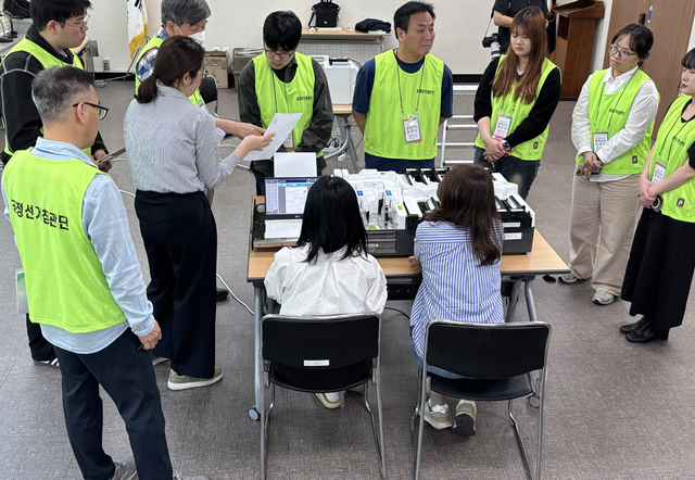 대구시선거관리위원회는 지난 7일 공정선거참관단 사전설명회를 개최했다. 공정선거참관단 참관위원들이 사전투표장비에 대한 설명을 듣고 있다. 대구선관위 제공