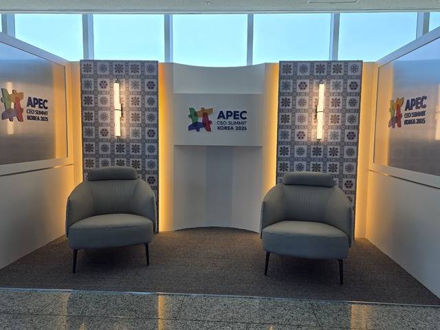 경주예술의 전당에 설치되고 있는 APEC CEO 서밋 재현 현장. 강시일 기자