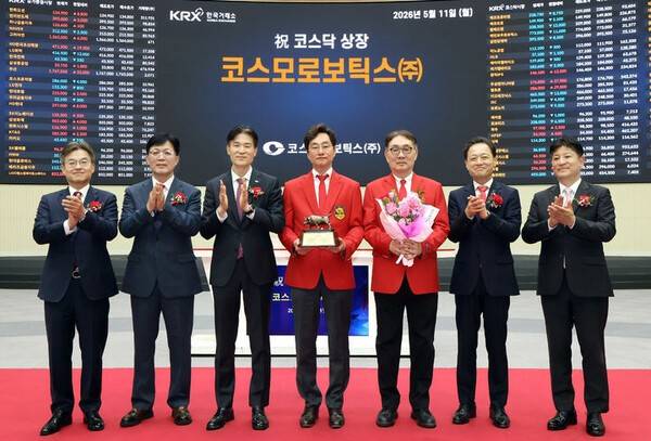 한국거래소 코스닥시장본부는 11일 오전9시 서울 여의도 사옥 홍보관에서 코스모로보틱스 상장기념식을 개최했다. (왼쪽부터) 박종식 한국IR협의회 부회장, 안승근 코스닥협회 부회장, 민경욱 한국거래소 코스닥시장본부장, 오주영 코스모로보틱스 대표, 강곤 코스모로보틱스 대표, 고경모 유진투자증권 대표, 김형진 NH투자증권 IB사업부 대표. [출처=한국거래소]