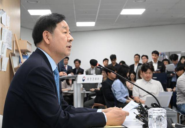 구윤철 부총리 겸 재정경부 장관이 5월 11일 오후 정부세종청사 중앙동 재경부 기자실에서 열린 출입기자간담회에서 기자질문에 답변하고 있다.[사진=재정경제부]
