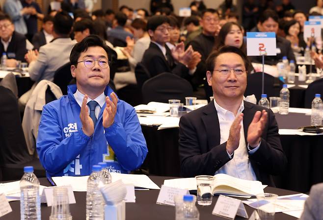 박찬대 더불어민주당 인천시장 예비후보(왼쪽)와 유정복 국민의힘 인천시장 예비후보.(뉴시스)
