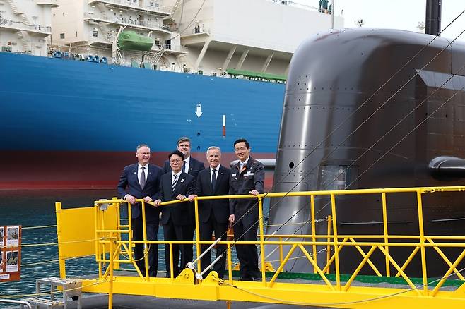 지난해 10월 30일 마크 카니 총리(오른쪽 두 번째)가&nbsp;경남 거제 한화오션 거제조선소에서 장영실함을 시찰한 모습. (사진=한화오션)