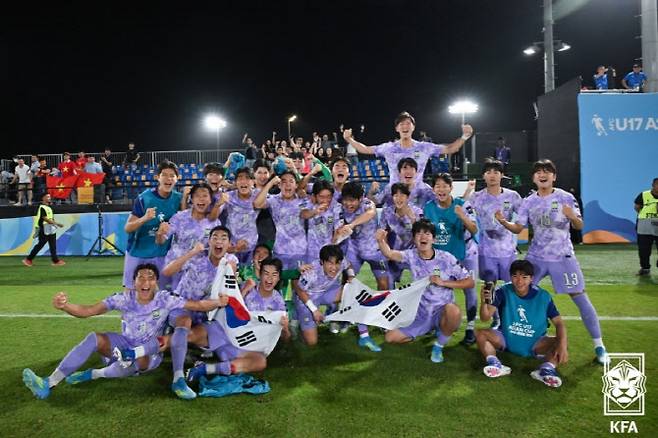 베트남에 짜릿한 역전승을 거둔 한국 U-17 대표팀 선수들이 기뻐하고 있다. 사진=대한축구협회