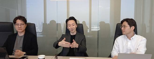 웹3 전문 컨설팅 기업인 인사이트3(INSIGHT3 Inc.) 윤현근 대표이사(사진 왼쪽부터), 티모시 신 INSIGHT3 Inc. 창립 파트너·미국 변호사, 김태림 AXIS Law 대표변호사(한국웹3블록체인협회 사무총장)이 지난달 30일 서울 송파구 롯데타워에서 열린 이데일리 디지털자산기본법 좌담회에서 디지털자산기본법 입법 관련해 발언하고 있다. (사진=최훈길 기자)