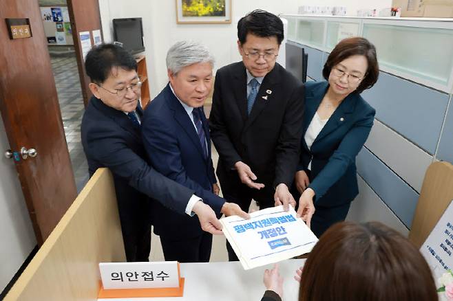 왼쪽부터 조국혁신당 서왕진 원내대표, 차규근 의원, 서 원내대표, 김준형 정책위의장, 백선희 의원(사진=연합뉴스)