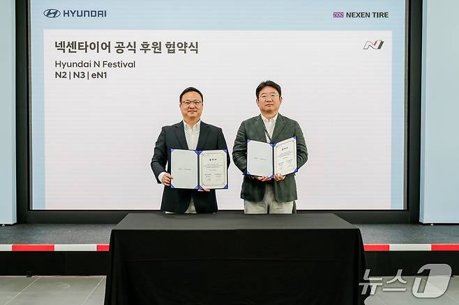 넥센타이어 OE한국영업부문 전성욱 부문장(오른쪽)과 현대자동차 N매니지먼트실 박준우 상무가 9일 용인 에버랜드 스피드웨이에서 열린 '2026 현대 N 페스티벌' N2·N3 클래스 타이어 독점 공급 협약식에서 기념촬영을 하고 있다.(넥센타이어 제공)