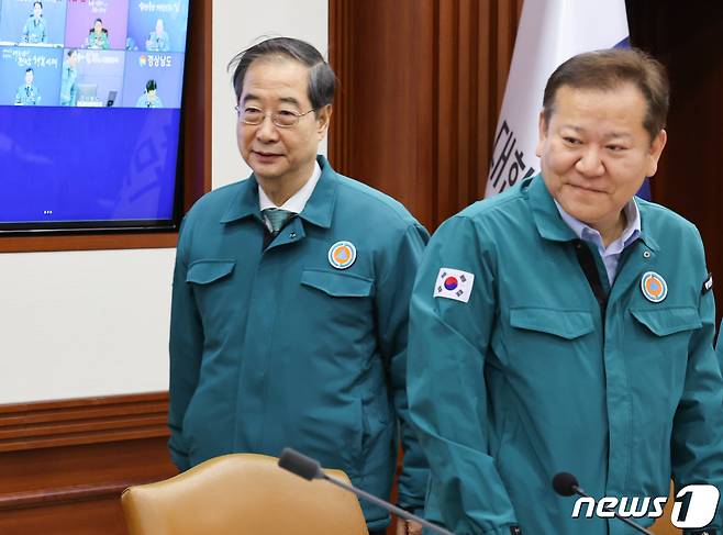 한덕수 전 국무총리와 이상민 전 행정안전부 장관. 2024.2.23 ⓒ 뉴스1 허경 기자