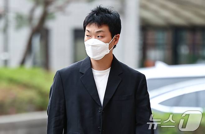 래퍼 쿤디판다(본명 복현)가 11일 서울서부지방법원에서 열린 병역법위반 공판에 출석하고 있다. 2026.5.11 ⓒ 뉴스1 김도우 기자