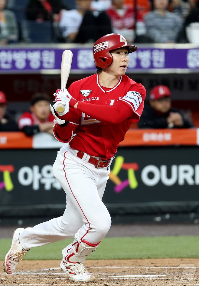 28일 대전 한화생명볼파크에서 열린 2026 신한 SOL KBO리그 SSG 랜더스와 한화 이글스의 경기에서 1회 솔로 홈런을 터트린 SSG 박성한이 타격하고 있다. 2026.4.28 ⓒ 뉴스1 김기남 기자