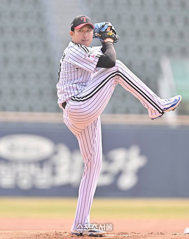 LG 선발투수 손주영이 24일 서울 잠실구장에서 열린 2026 KBO리그 시범경기 키움전에서 역투하고 있다. 잠실 | 최승섭기자 thunder@sportsseoul.com