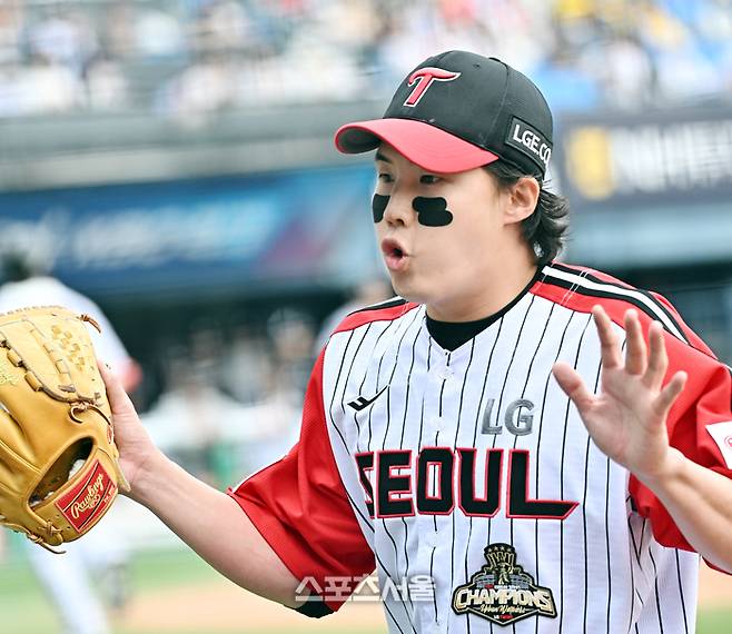 LG 임찬규가 29일 잠실구장에서 열린 2026 KBO 리그 KT와 경기 2회초 수비를 무실점으로 마친 뒤 동료들과 하이파이브를 하고 있다. 잠실 | 박진업 기자 upandup@sportsseoul.com