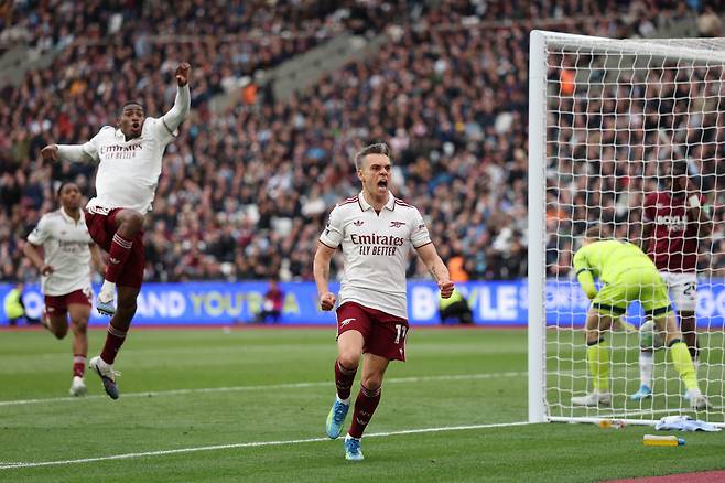 Arsenal's Leandro Trossard celebrates after scoring during the Premier League soccer match between West Ham and Arsenal in London, Sunday, May 10, 2026. (AP Photo/Ian Walton)







<저작권자(c) 연합뉴스, 무단 전재-재배포, AI 학습 및 활용 금지>
