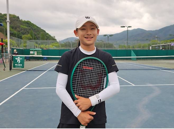 최윤설이 U-14 여자단식 8강 진출 뒤 3번 코트에서 포즈를 취했다. 김경무 기자