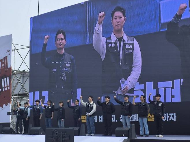지난달 23일 경기도 평택시 삼성전자 평택캠퍼스 앞에서 열린 삼성전자 노동조합 공동투쟁본부 투쟁 결의대회에서 최승호 초기업 노조 위원장(가운데)을 비롯한 노조 간부들이 구호를 외치고 있다. 김진영 기자